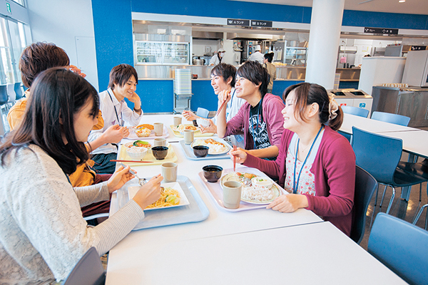 学生　食事中