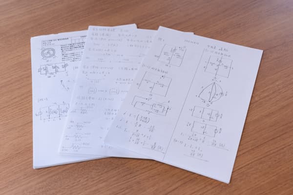 抵抗・コンデンサ・コイルを用いた電気回路についてまとめたレポート。