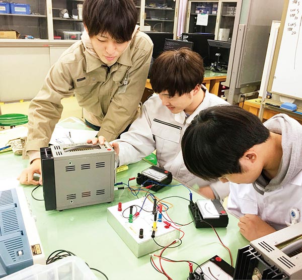 電子工学基礎実験の様子