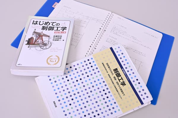 難易度の高い授業。教科書やノートを何度も見直し、理解を深めた。