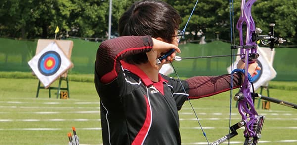 鳩山キャンパス内にあるアーチェリー場で活動