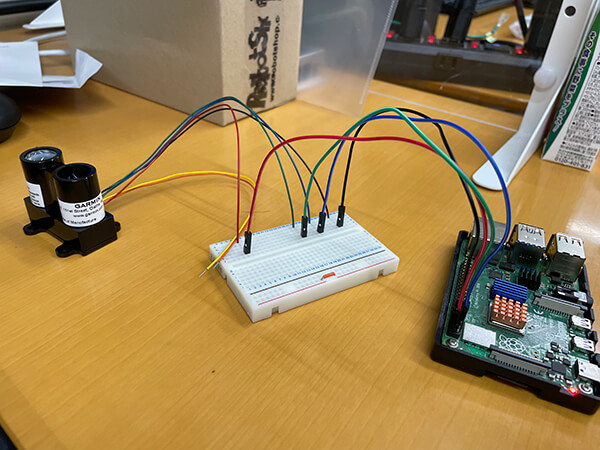 Raspberry Pi（右の電子基盤）とLiDAR（左のセンサー）を組み合わせて速度計を開発。