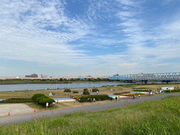 授業の隙間時間に荒川の土手を歩く