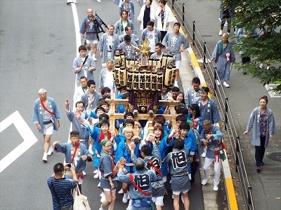 神輿を担ぐ旭祭実行委員達